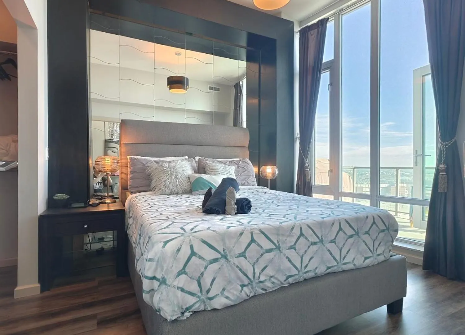 Monki Di Executive Suites - Alura Calgary