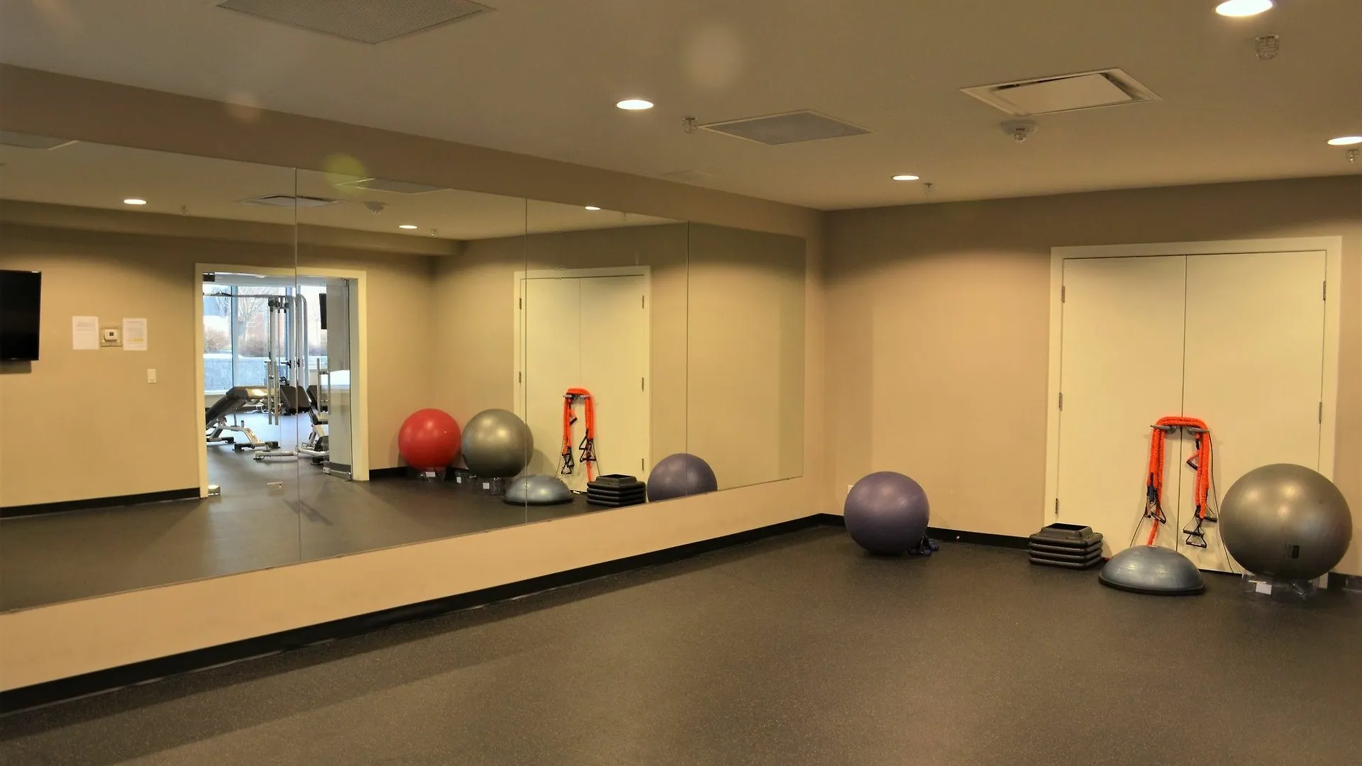 Monki Di Executive Suites - Alura Calgary