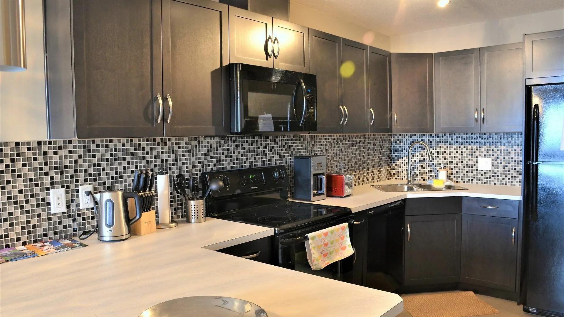 Monki Di Executive Suites - Alura Calgary